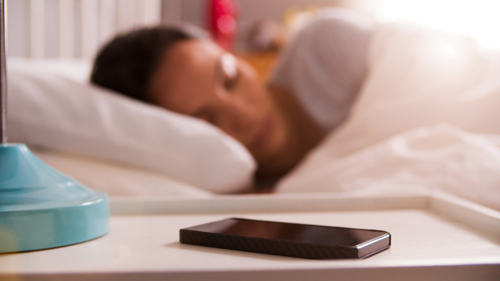 mujer durmiendo lejos de su celular como debe ser