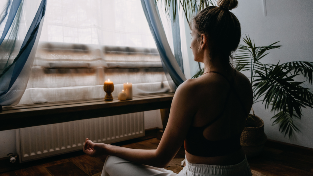 mujer meditando en su casa