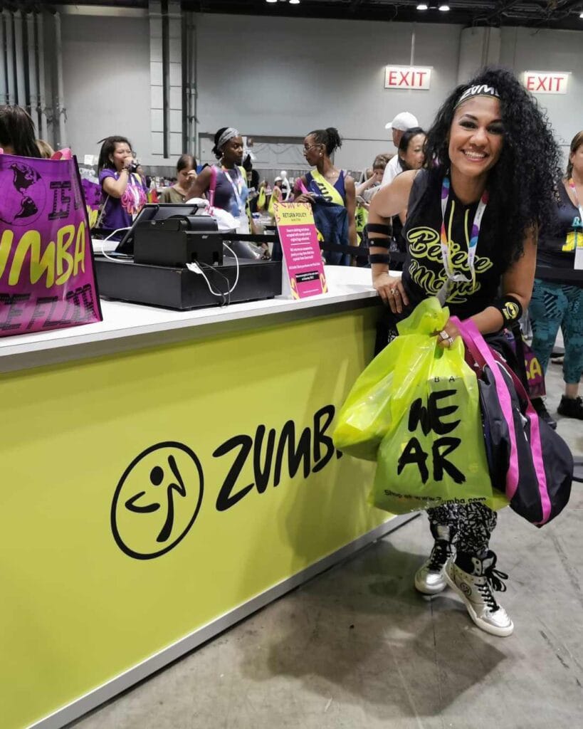 en tienda zuma wear en convencion de orlando FL USA-trainer