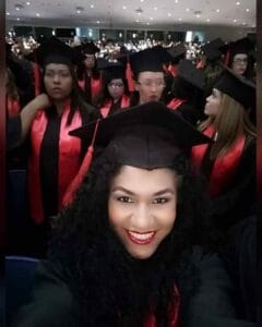 personal trainer graduándose como magister en mercadeo internacional